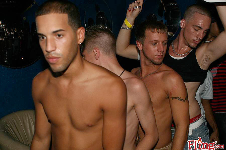 Sexy schwule Jungs treffen sich für ein paar heiße Flirt-Action in diesen heißen erstaunliche Bilder
 #76958768