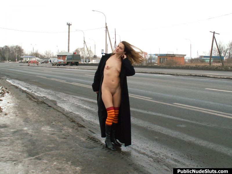 Terrible paseo desnudo de un hottie de pelo largo a lo largo de la carretera de invierno
 #76742397