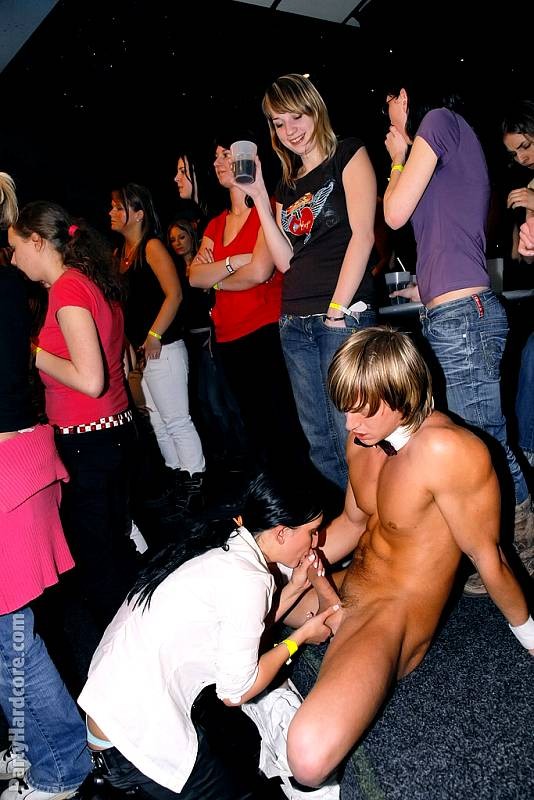 Teens genießen Alkohol und Stripperinnen
 #75453128