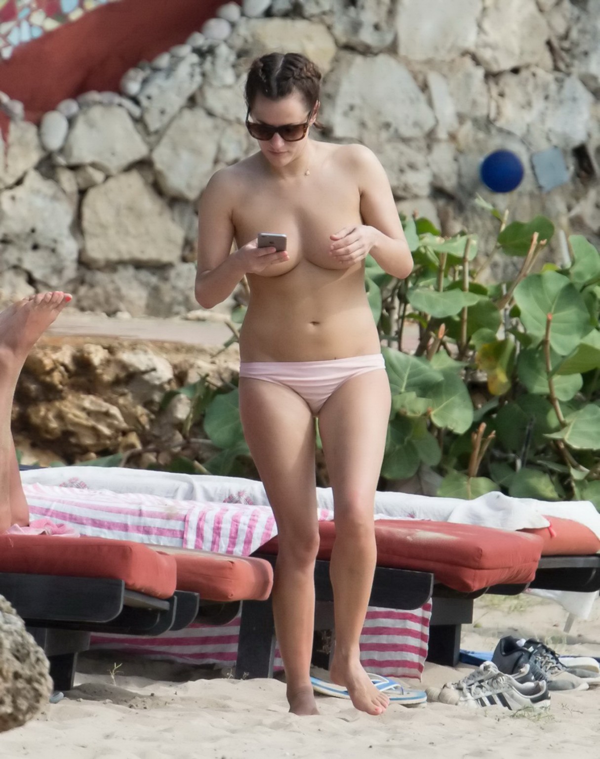 Caroline flack oben ohne am strand in jamaika erwischt
 #75176342