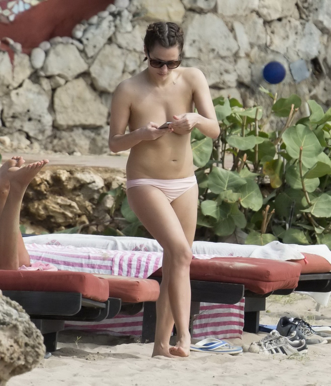 Caroline Flack beccata in topless in spiaggia in Giamaica
 #75176349