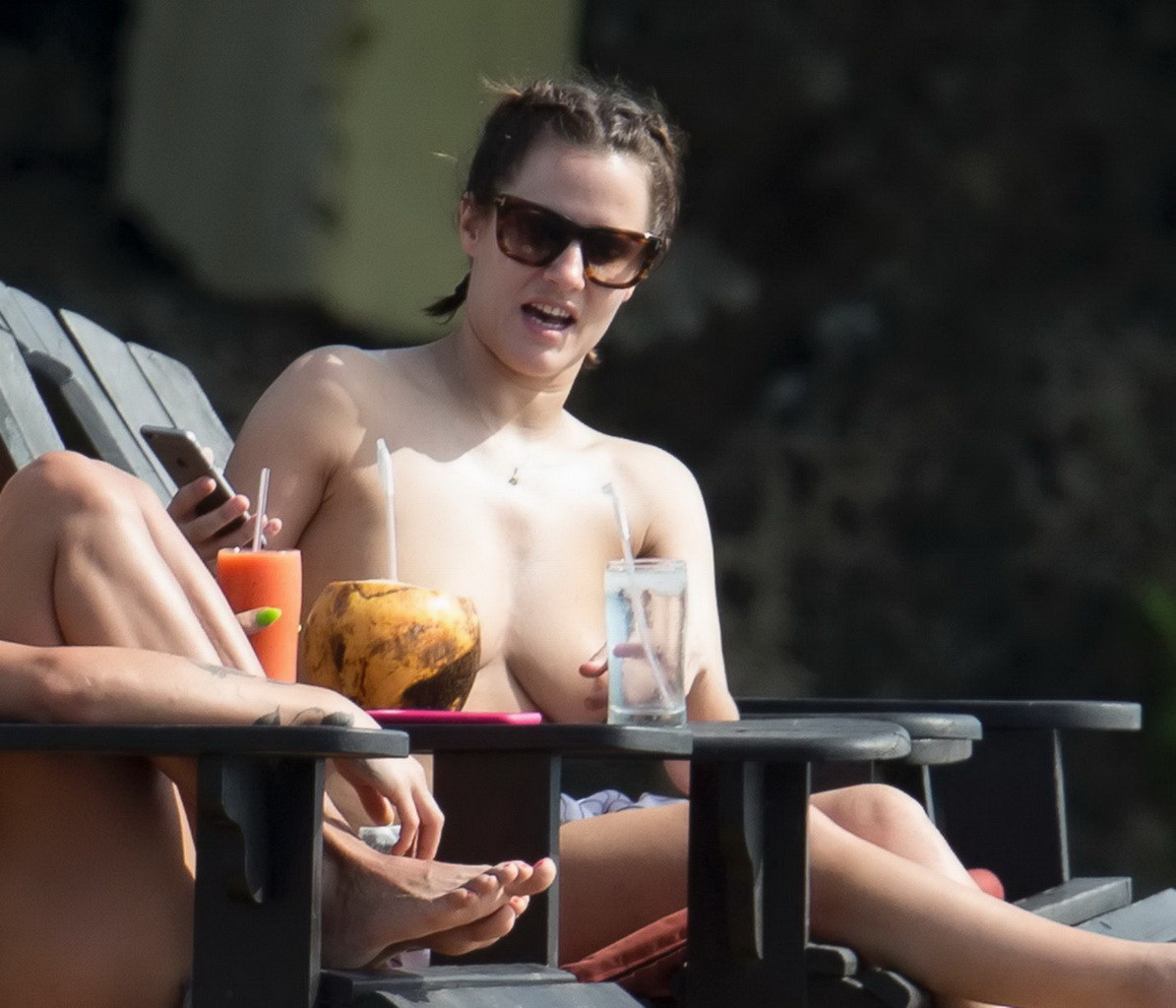 Caroline flack oben ohne am strand in jamaika erwischt
 #75176374