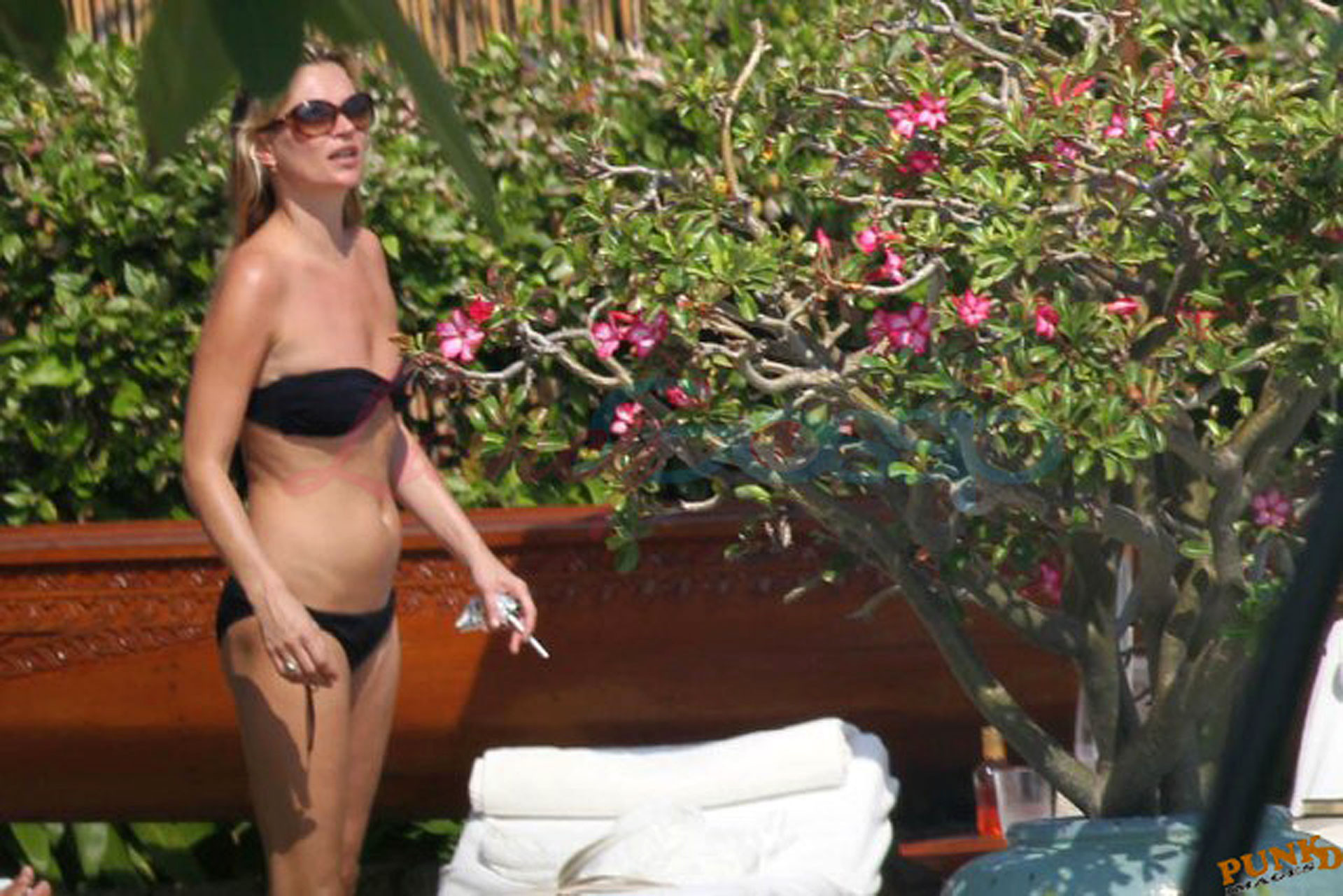 Kate Moss exposant son corps sexy et son cul chaud en bikini noir
 #75320969