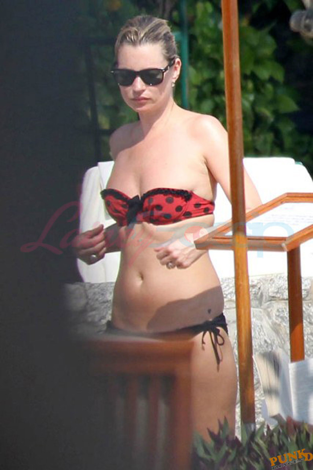 Kate Moss exposant son corps sexy et son cul chaud en bikini noir
 #75321127