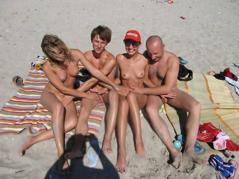 Un couple de nudistes surpris en train de s'amuser tout nu dans les vagues.
 #72246930
