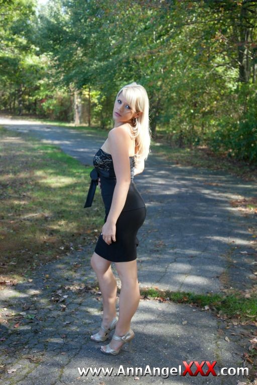 Sexy Blondine im Freien in ihrem schwarzen Kleid
 #72613094