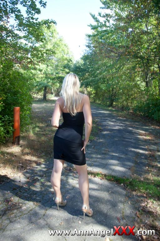Sexy Blondine im Freien in ihrem schwarzen Kleid
 #72613120