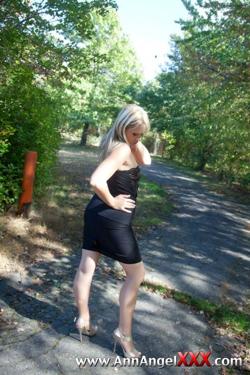 Sexy Blondine im Freien in ihrem schwarzen Kleid
 #72613130