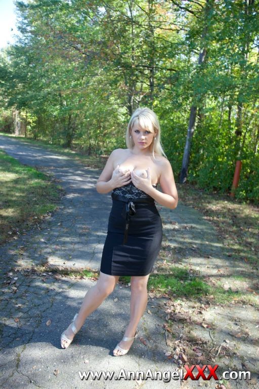 Sexy Blondine im Freien in ihrem schwarzen Kleid
 #72613151