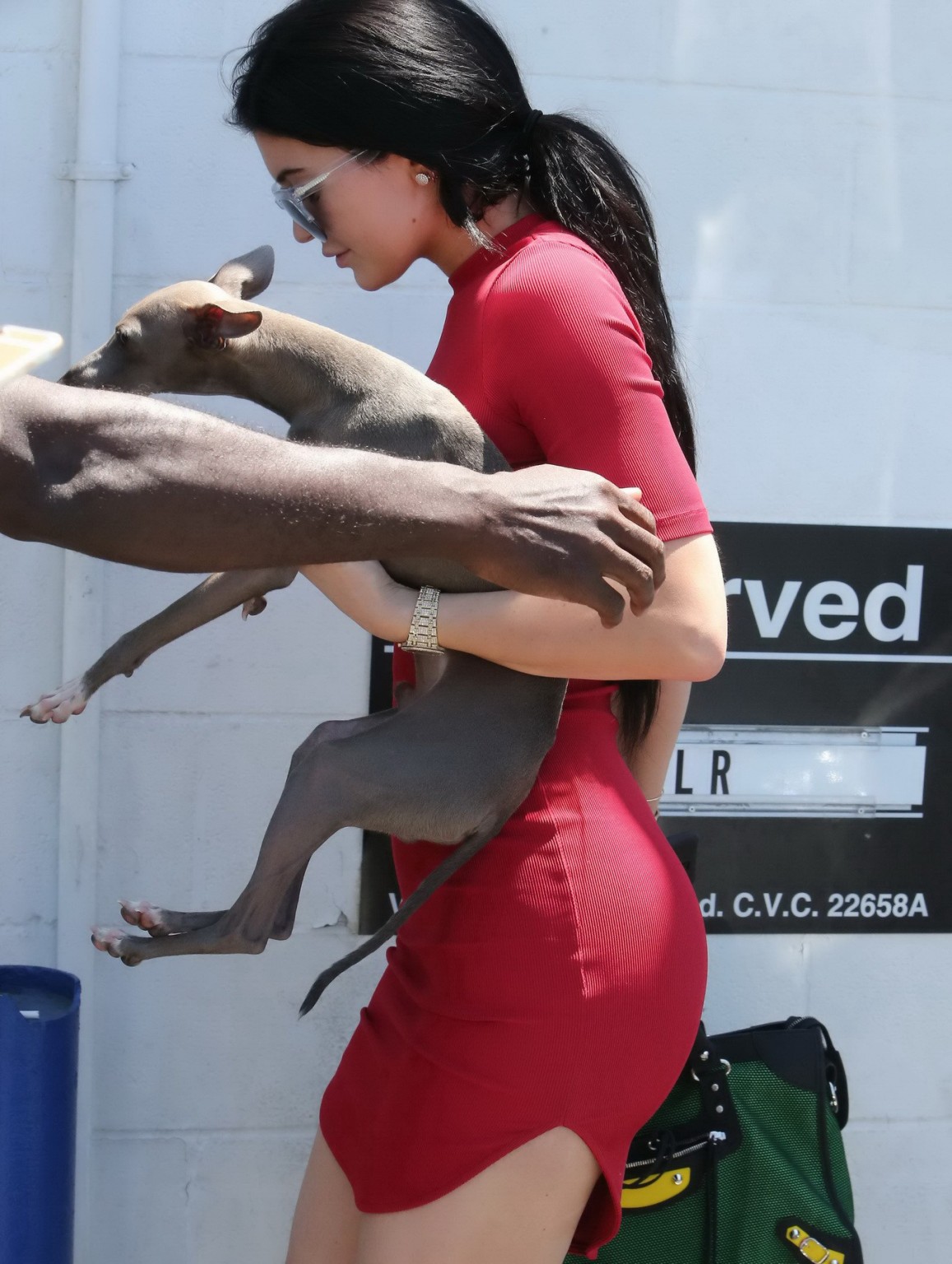 Kylie jenner busty e booty in mini abito rosso stretto
 #75159558