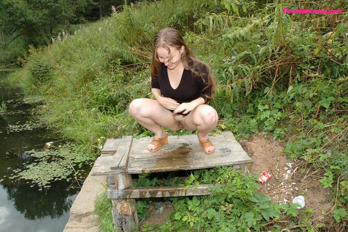 Dirty teen slut sitzt zum Pissen auf einem Picknick-Tisch
 #78691668