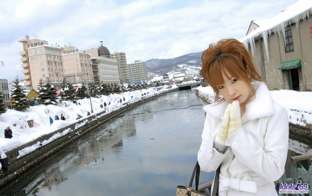 Une jeune japonaise se fait photographier en culotte courte et en plein air
 #77867167