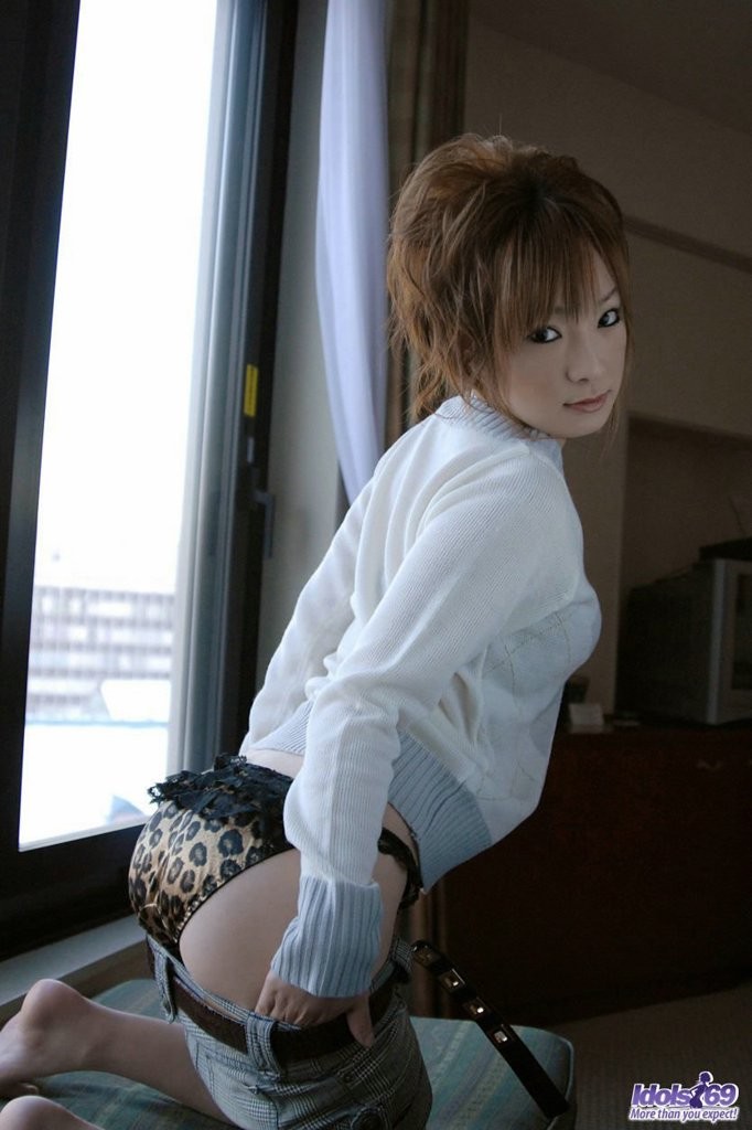 Une jeune japonaise se fait photographier en culotte courte et en plein air
 #77867183