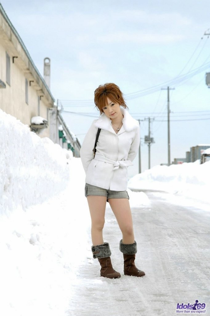 Une jeune japonaise se fait photographier en culotte courte et en plein air
 #77867197