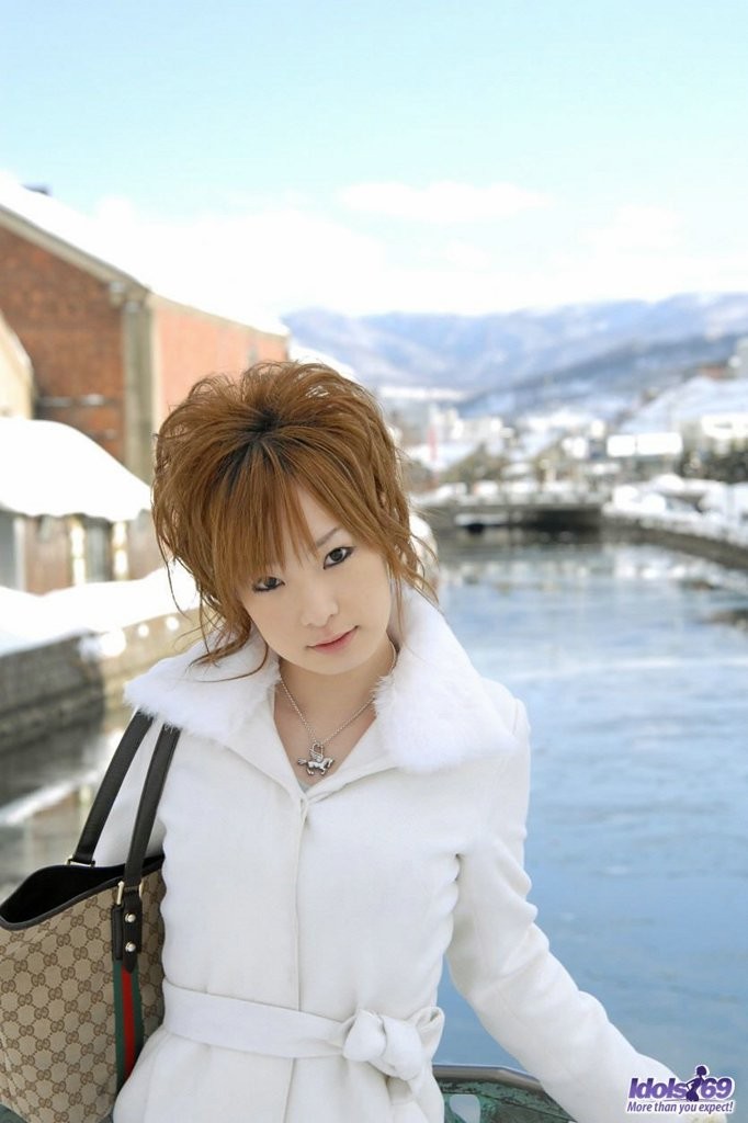 Une jeune japonaise se fait photographier en culotte courte et en plein air
 #77867203