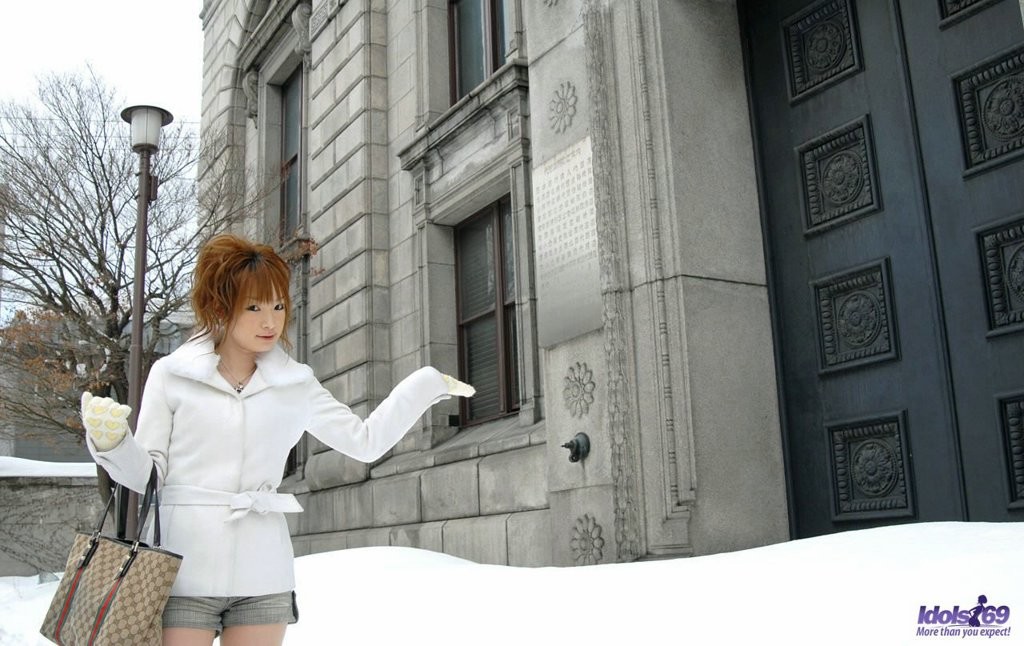 Une jeune japonaise se fait photographier en culotte courte et en plein air
 #77867233