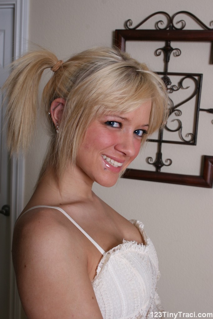 Blondes Teenie-Solo-Babe zeigt ihre frechen Brüste
 #73855048