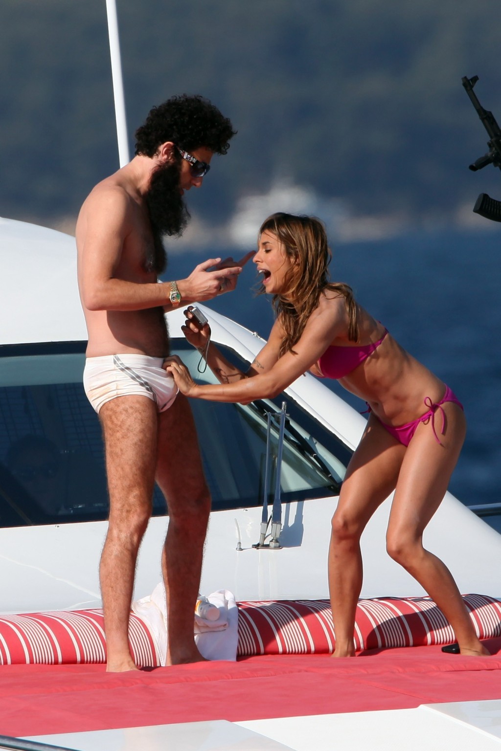 Elisabetta canalis en bikini branlant la bite de son petit ami par-dessus son short sur un y
 #75263049