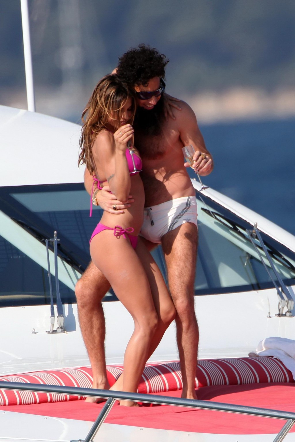 Elisabetta canalis en bikini branlant la bite de son petit ami par-dessus son short sur un y
 #75263055