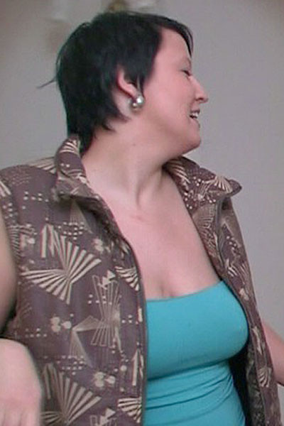 Ella lo lleva a casa y le dice que necesita ducharse pero él se une a la gorda 
 #71774573