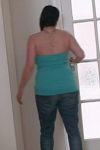 Ella lo lleva a casa y le dice que necesita ducharse pero él se une a la gorda 
 #71774577