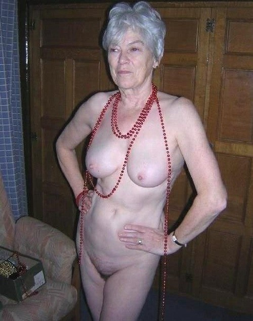 Granny avec des seins saggy
 #67553154