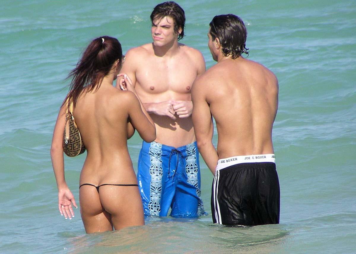 Nena sexy impresiona la playa desnuda con su cuerpo
 #72252511