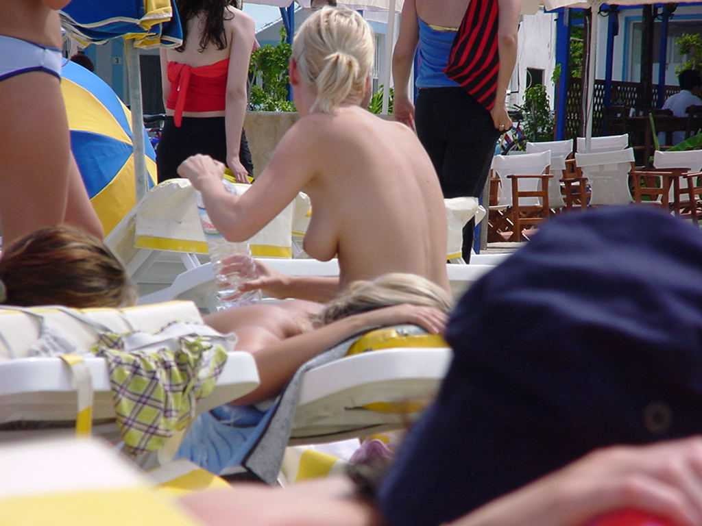 Sexy babe impressiona la spiaggia nuda con il suo corpo
 #72252601