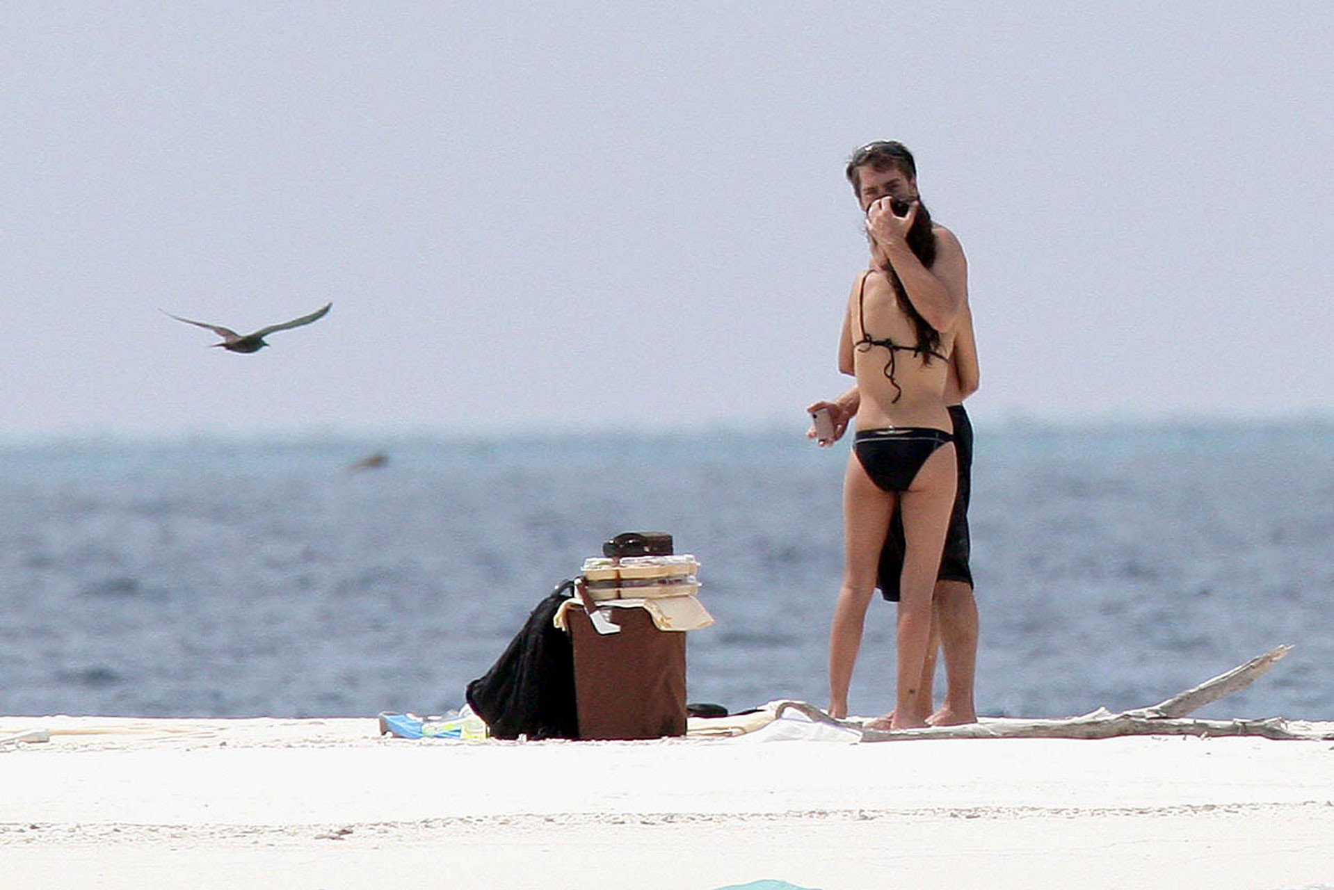 Penelope cruz s'amusant au bord de la piscine et montrant son joli corps sexy.
 #75374379