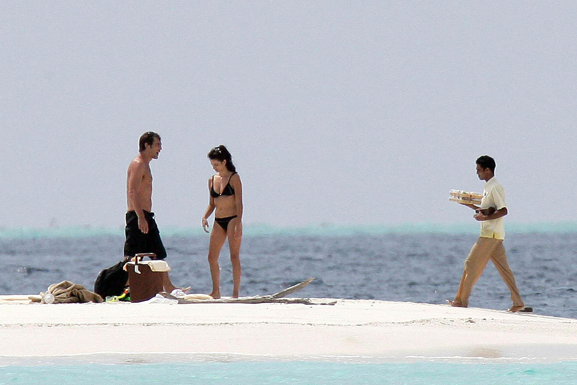 Penelope cruz s'amusant au bord de la piscine et montrant son joli corps sexy.
 #75374390