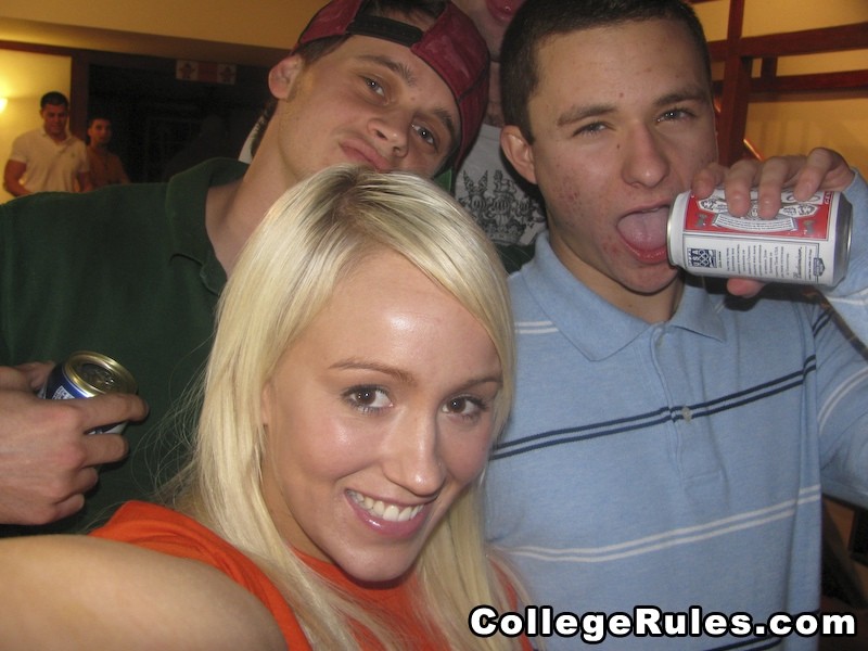 College Hottie wird in einem Hardcore-Dreier gefickt
 #74508920