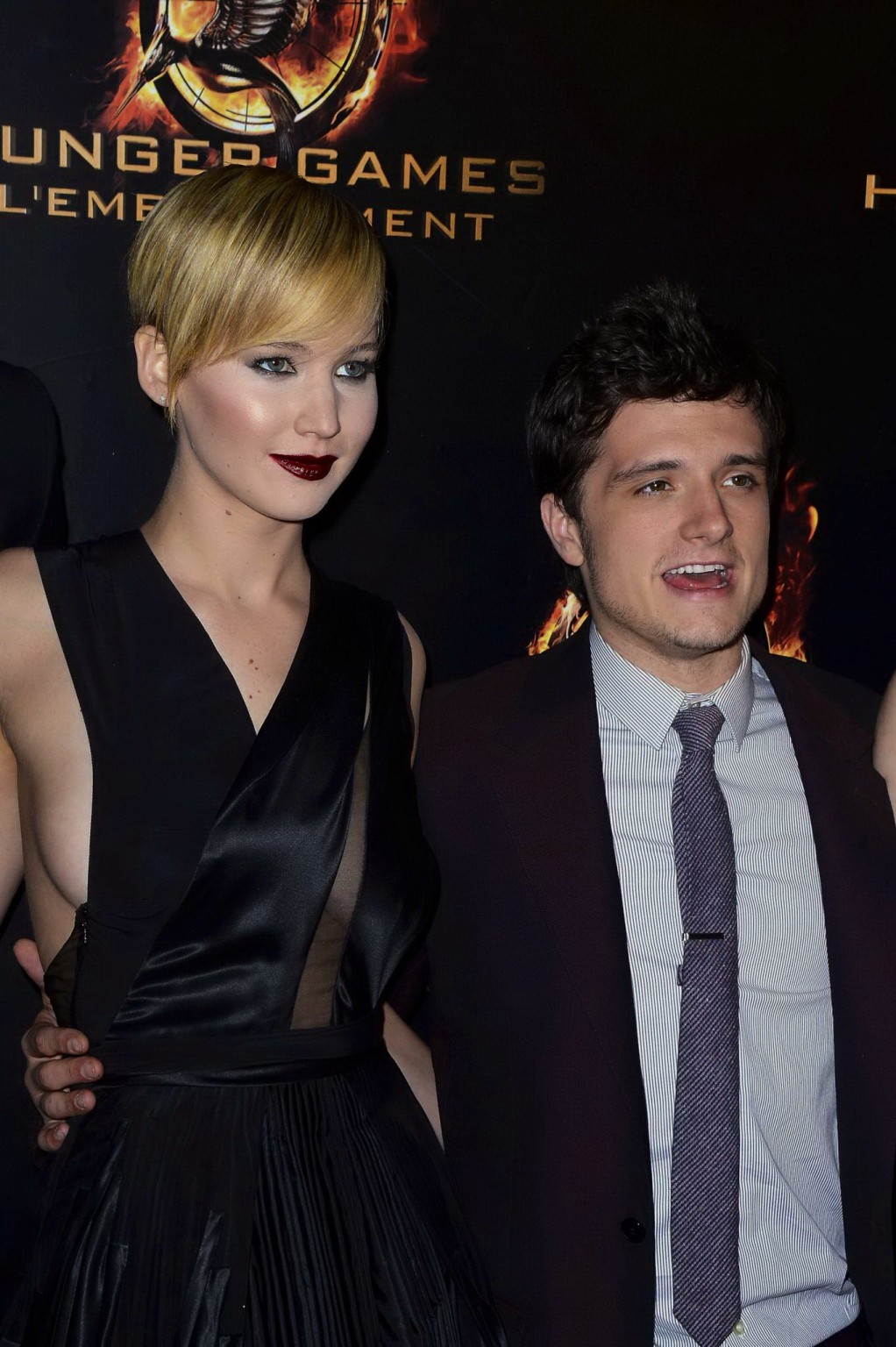 Jennifer lawrence sans soutien-gorge portant une robe noire moulante à la soirée Hunger Games : catchin.
 #75213106