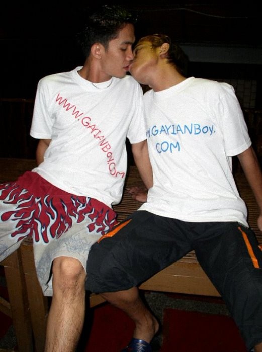 Deux jeunes asiatiques suçant, rimant et baisant sans protection avec enthousiasme.
 #76934127