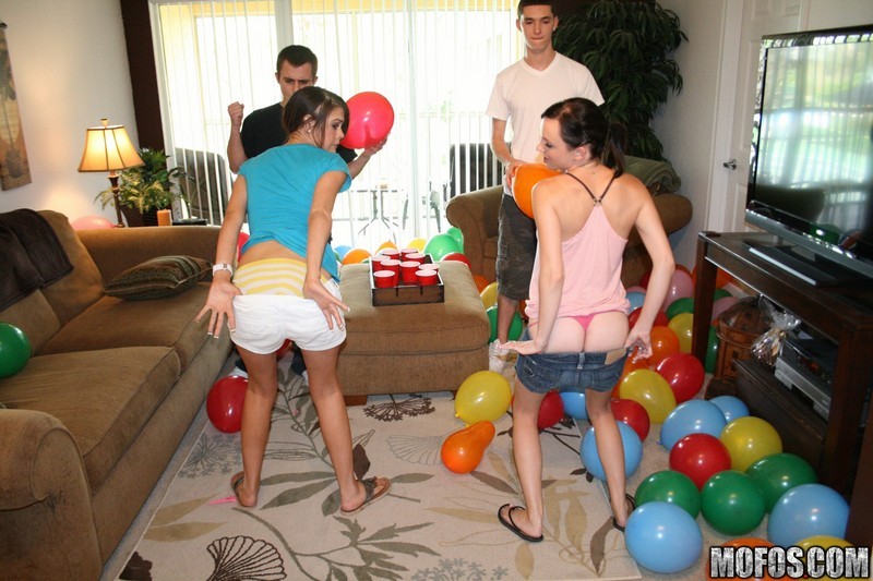 Due ragazze arrapate prendono un cazzo ciascuna sul divano ad una festa di palloncini
 #76796321