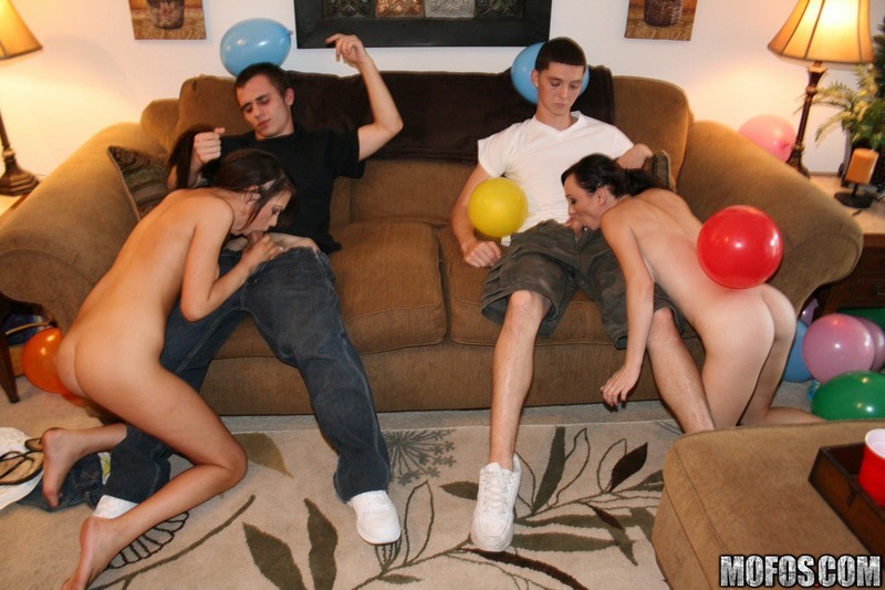 Due ragazze arrapate prendono un cazzo ciascuna sul divano ad una festa di palloncini
 #76796374