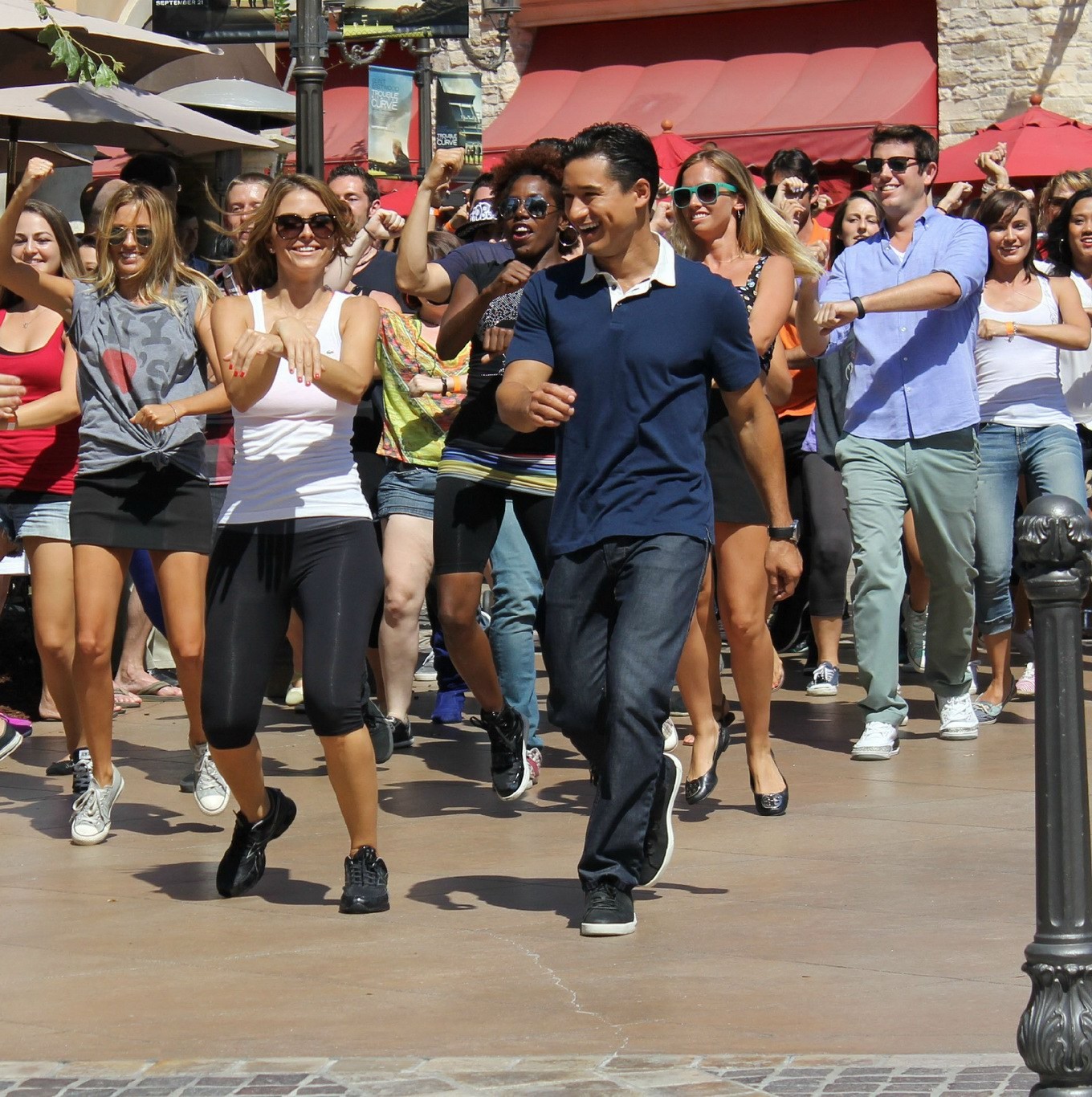 Maria menounos montre ses fesses en portant un haut moulant et des collants sur un plateau de tournage.
 #75252302