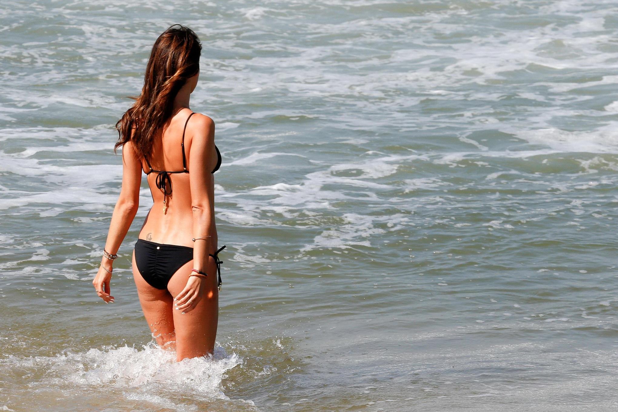 Alessandra ambrosio mostrando su cuerpo en bikini
 #75155434