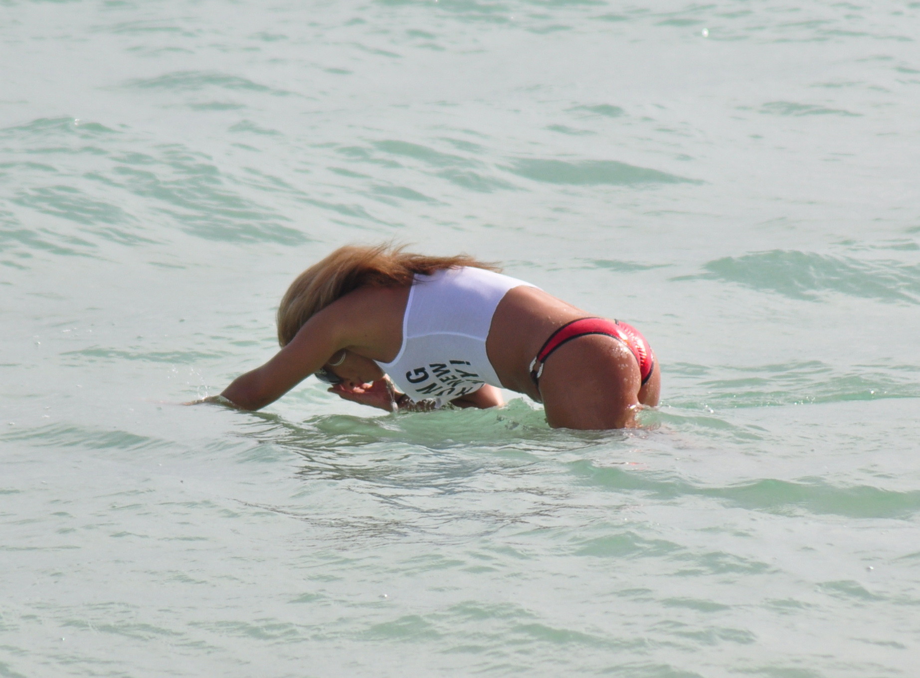 Jennifer nicole lee portant un haut transparent mouillé et un bas de bikini sur une plage à Mia.
 #75278667