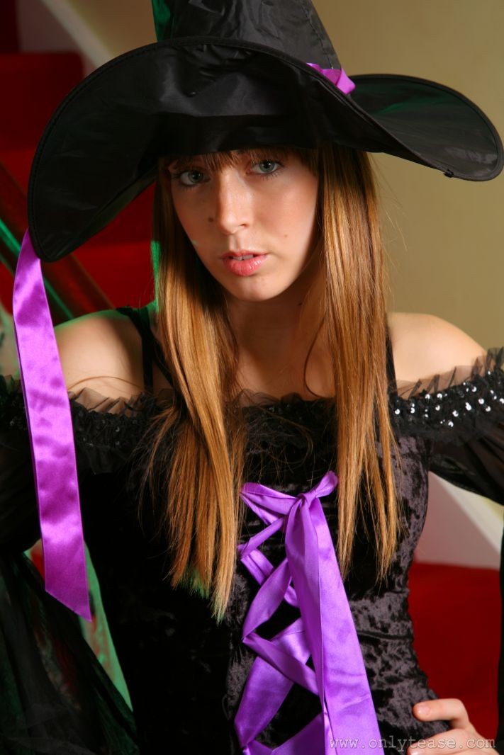ミッシェル・バーンズは、このセクシーな魔女の衣装で素晴らしく見える。
 #71572691