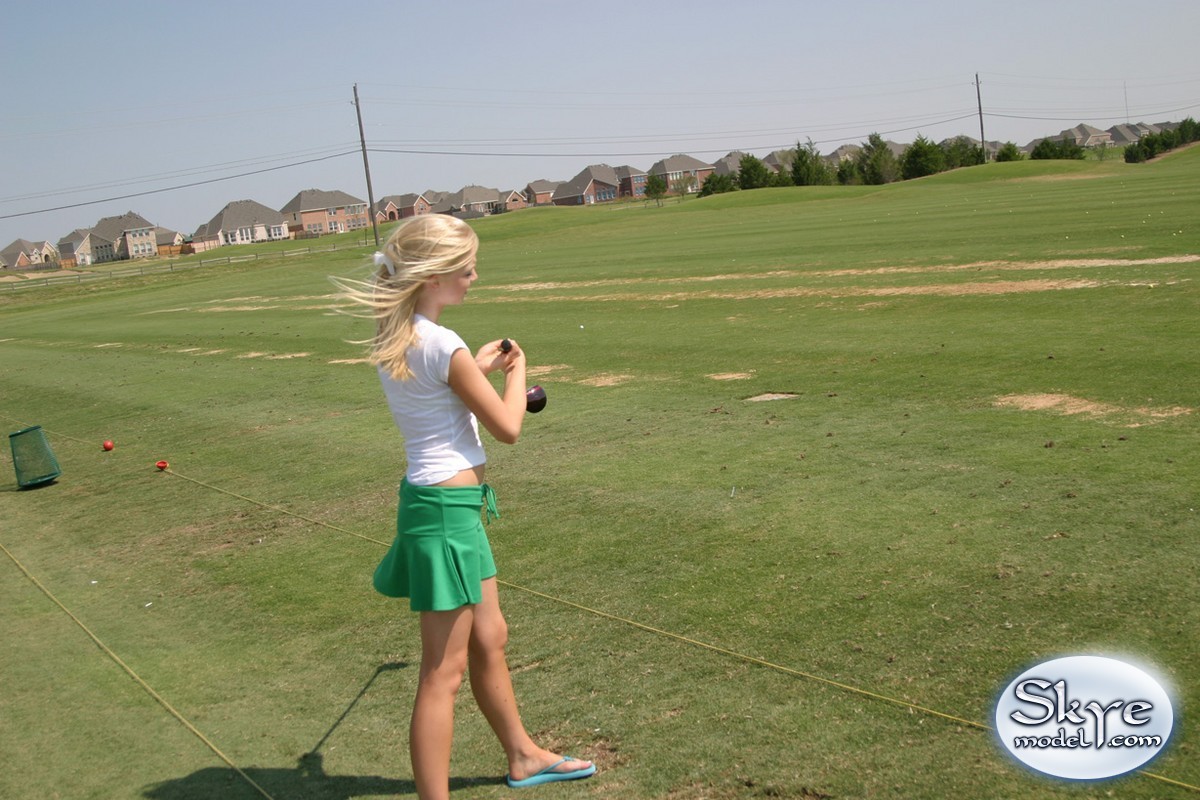 Jeune blonde amateur en jupe haute au golf
 #67215084