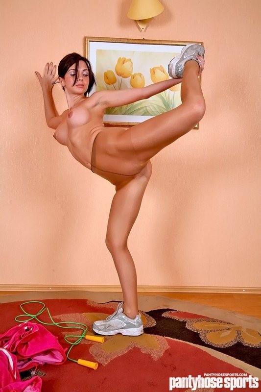 Yoga asanas in collant fatto da una ragazza sportiva
 #70077763
