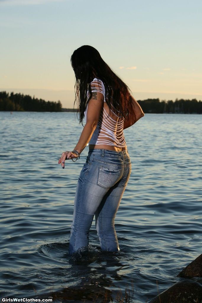 Chica de jeans sexy mojada nadando
 #72314740