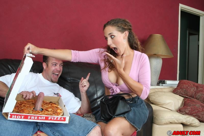 Morena hambrienta de polla se folla a un repartidor
 #73275445