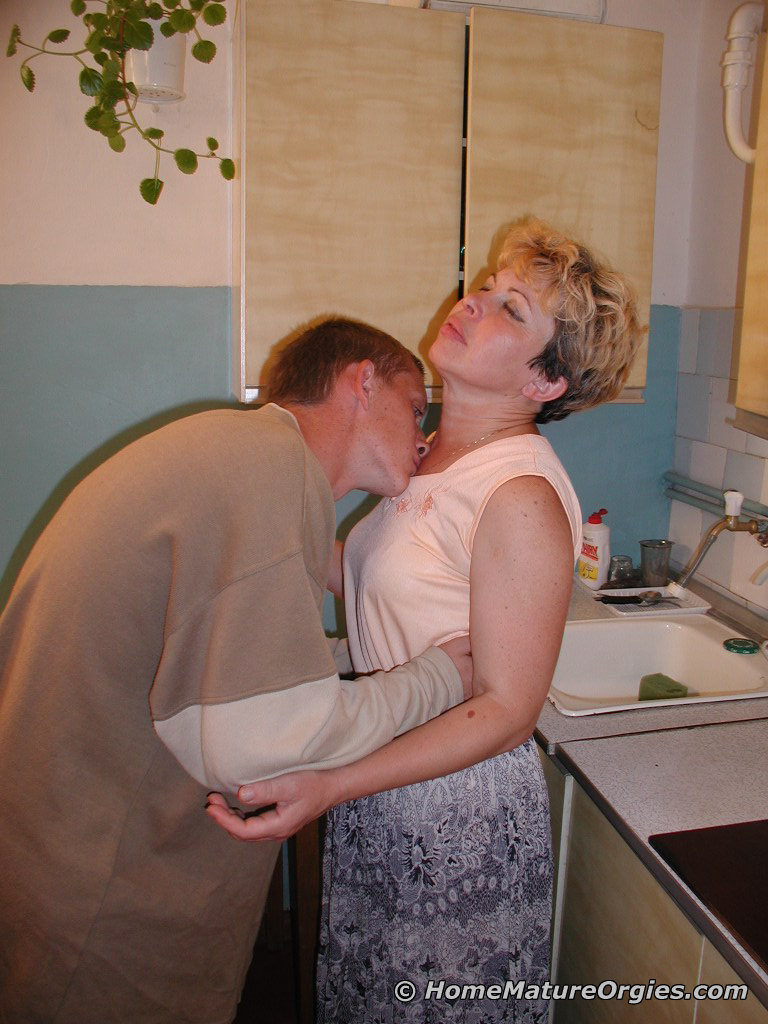 Jeune homme baisant une maman blonde plus âgée
 #73806935