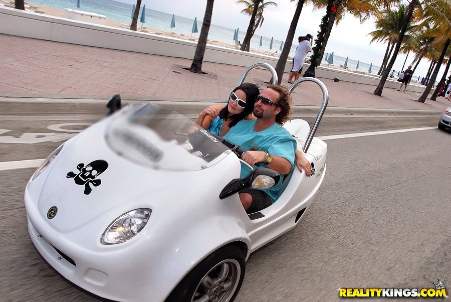 2人の超ホットなビキニ・ベイビーがスクーターに乗っているのを見て、これらのビーチサイドで
 #71013623