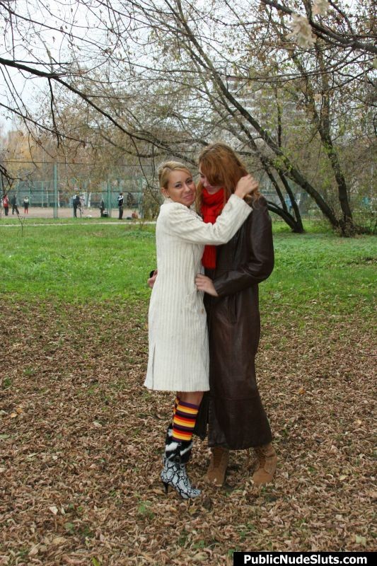 Un couple de lesbiennes sexy s'envoie en l'air dans un parc.
 #76740761