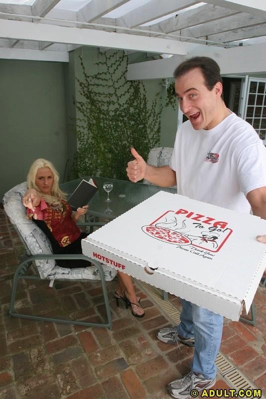 Une blonde qui mange une bite à travers une pizza
 #73907528