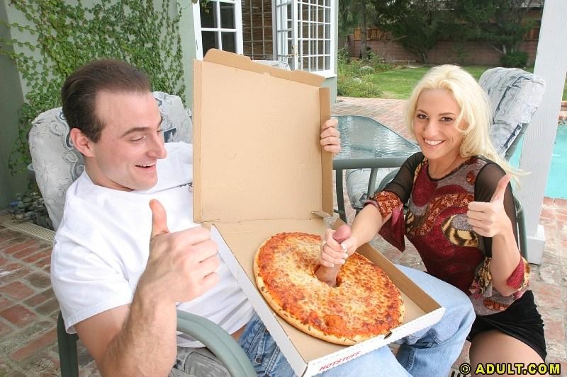 Une blonde qui mange une bite à travers une pizza
 #73907536