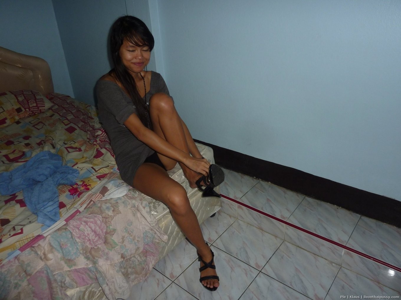 Une prostituée thaïlandaise se fait pénétrer à nu par un touriste sexuel, une vraie salope asiatique.
 #69874456