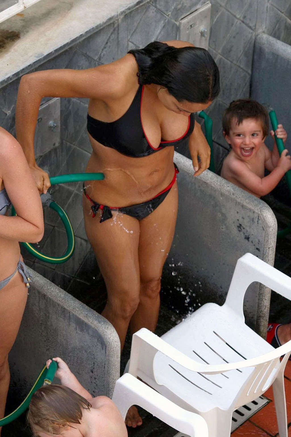 Rosario dawson genießt am Pool und zeigt ihre riesigen Titten sehr sexy Fotos
 #75375829